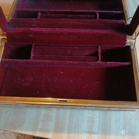 Hollywood Regency gold and rose tapestry gold tone metal jewelry box - Picture 5 of 6